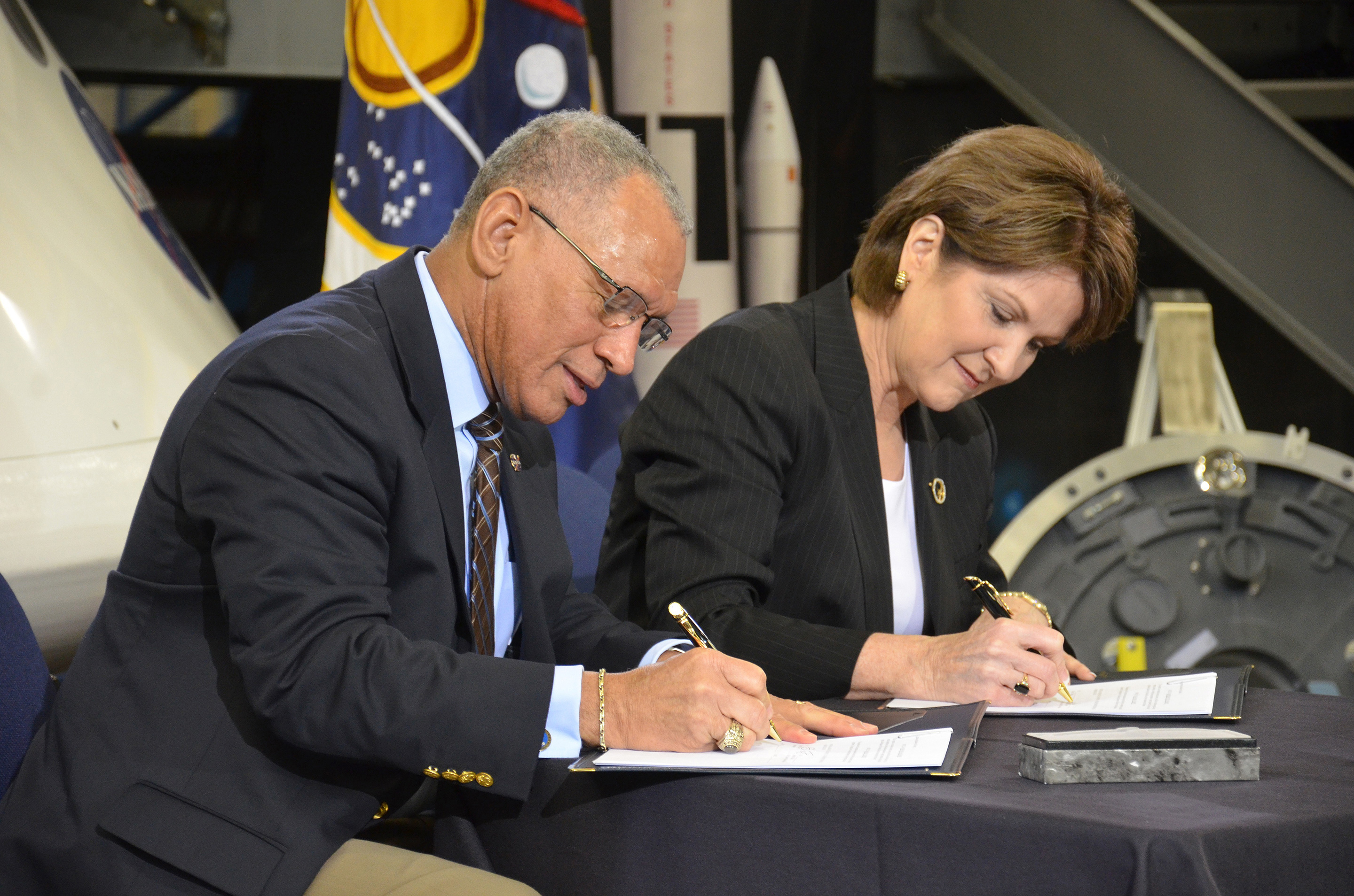 NASA Administrator Charles Bolden and Lockheed Martin CEO Marillyn Hewson sign an agreement enabling NASA’s Exploration Design Challenge for students. Photo: Robert Pearlman/collectSPACE.com