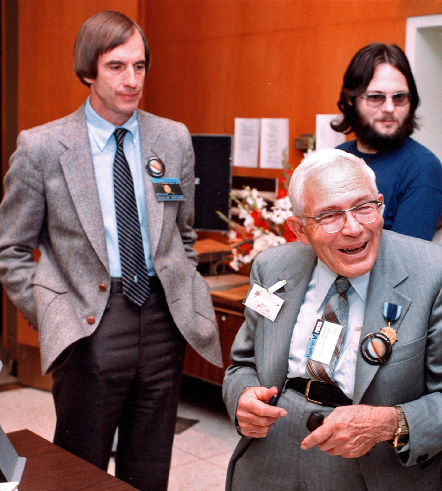 Kohlhase meets legendary astronomer, Clyde Tombaugh, discoverer of Pluto, at the Voyager Neptune encounter in August 1989. Credit: Charles Kohlhase