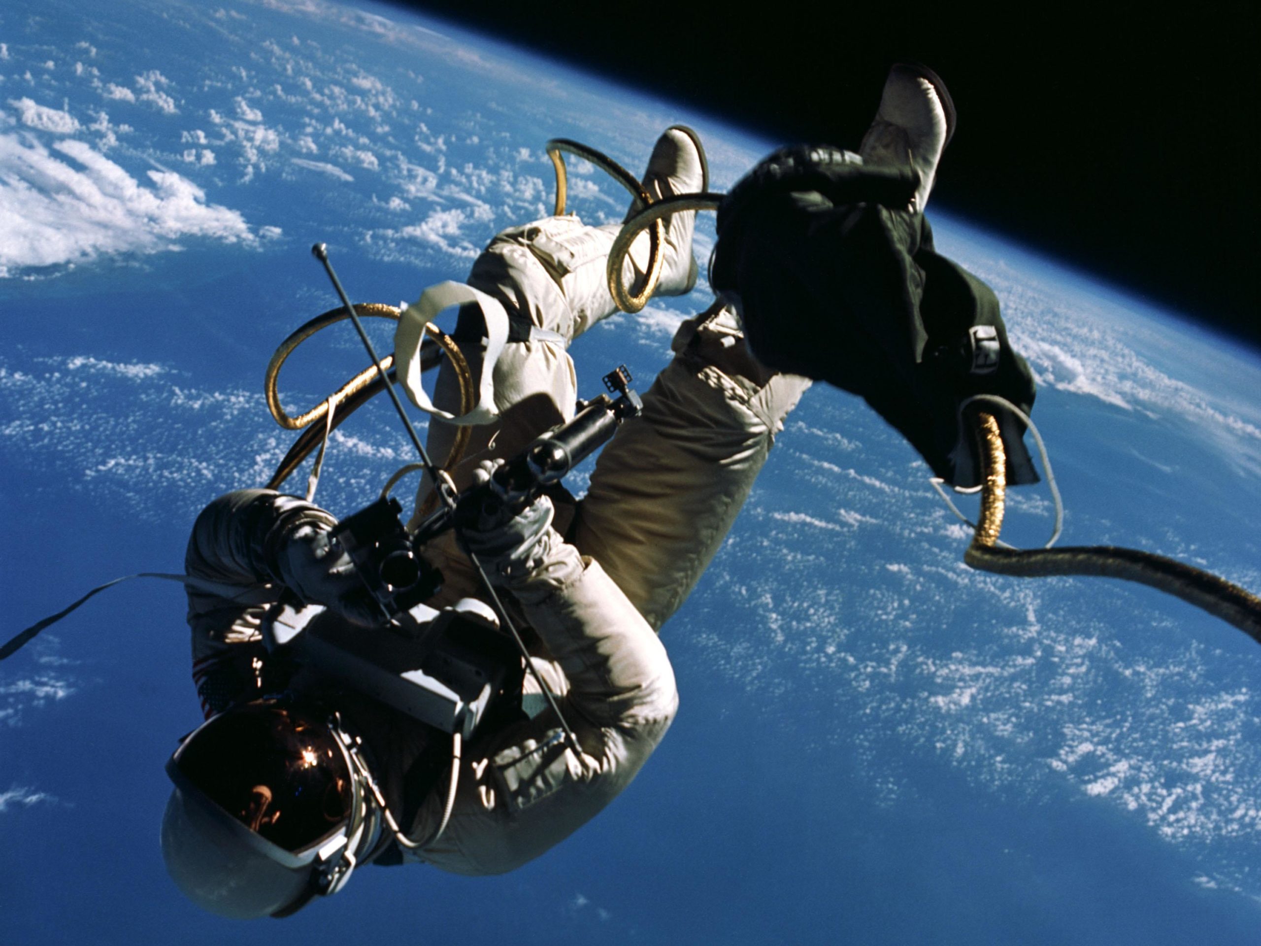 Первый человек совершивший полет в космическое пространство. Человек в открытом космосе. Космонавт в космосе.